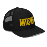 Stone black/gold trucker hat