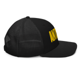 Stone black/gold trucker hat