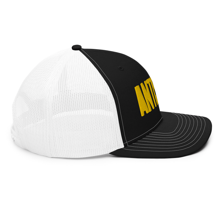 Stone black/gold trucker hat